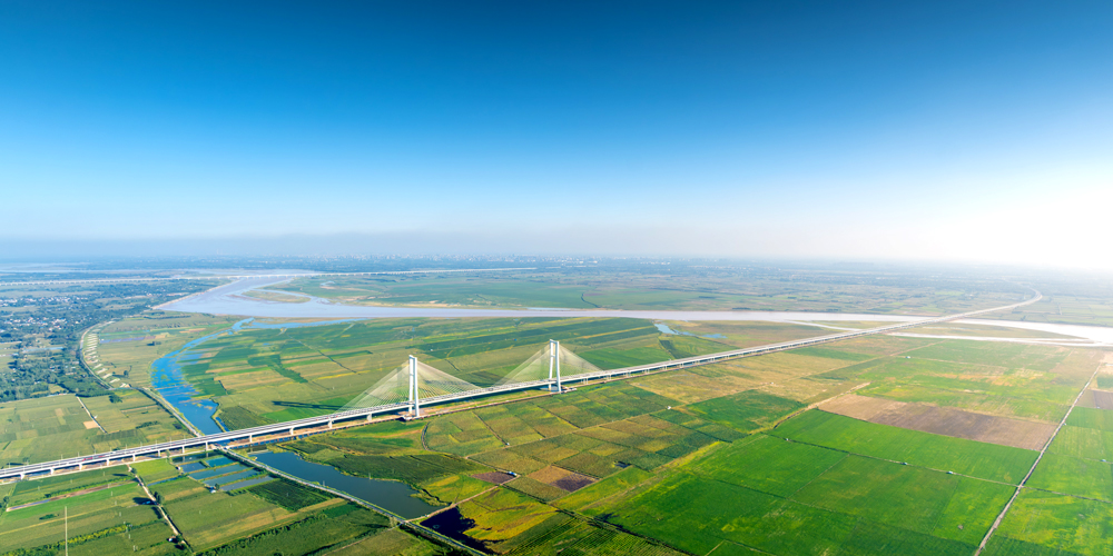 近日，中交二航局承建的河南安羅高速黃河特大橋主體工程完工。河南安羅高速黃河特大橋全長(zhǎng)15.22公里，是黃河上最長(zhǎng)的公路橋梁，大橋主塔是全國(guó)首次采用無(wú)主筋鋼殼混凝土組合索塔。