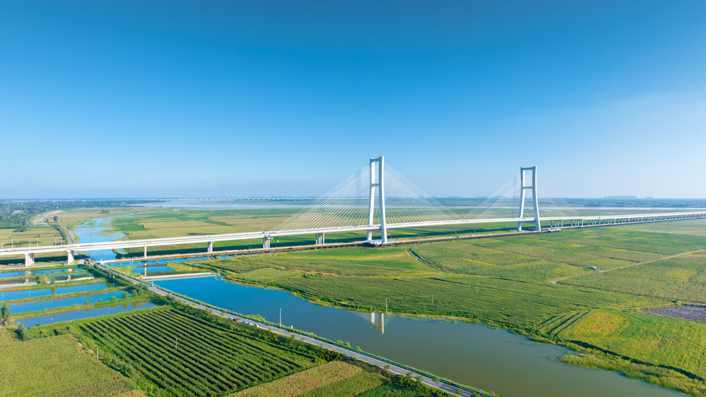 近日拍攝的河南安羅高速黃河特大橋建設(shè)現(xiàn)場(chǎng)。