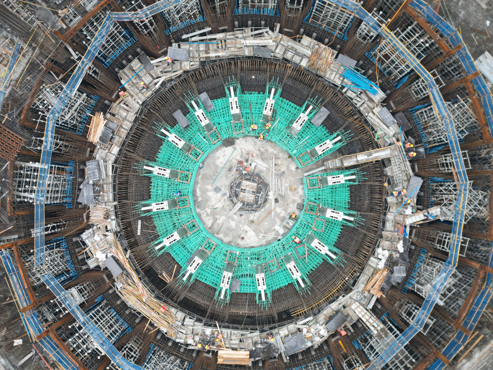 近日，由中國建筑承建的中國緊湊型聚變能實驗裝置（BEST）首個關鍵部件杜瓦底座成功安裝就位，項目建設取得關鍵突破。杜瓦底座是國內聚變領域最大的真空部件，將用來承載總重約6700噸的BEST主機。