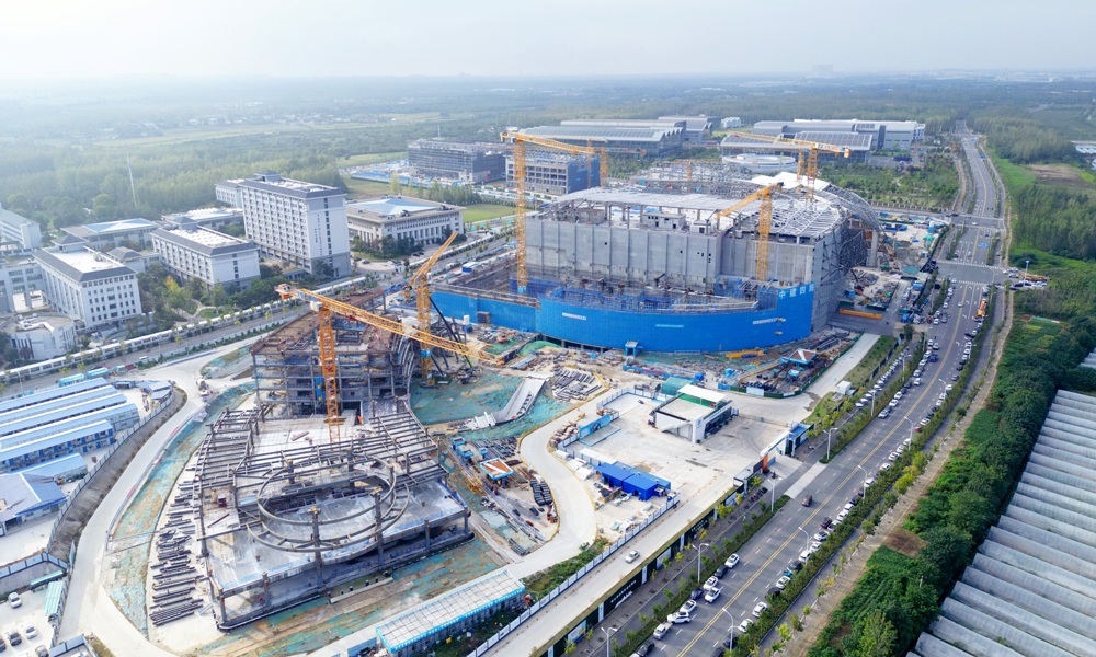 在BEST主機大廳施工中，項目團隊成功攻克了高精度預埋件安裝和無磁鋼施工等核心技術難題。中建四局自主研發的“適用于重荷載高精度的預埋支撐平臺及其預埋工藝”，形成了獨立穩定的支撐結構，能有效抵御鋼筋擾動和施工振動。該專利工藝保證了3萬多個預埋件的精準定位，為杜瓦底座的毫米級精準落位奠定了堅實基礎。