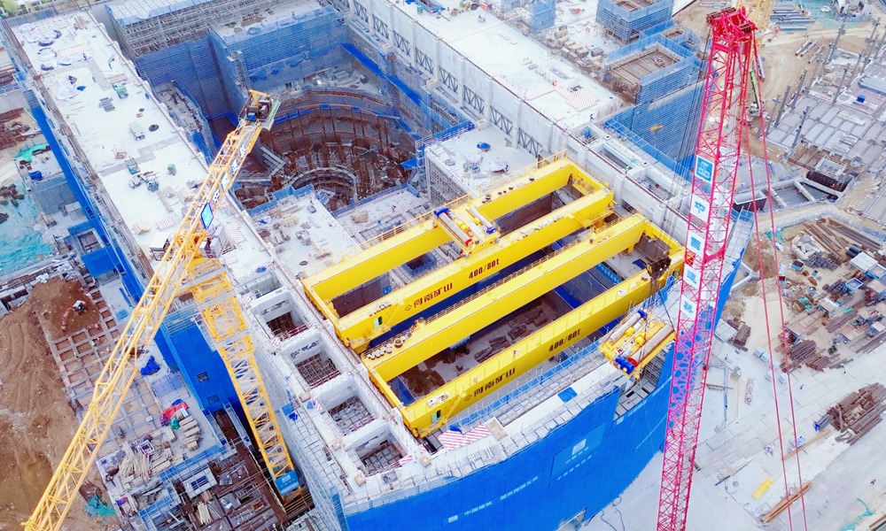 據介紹，杜瓦底座落位安裝完畢后，主機核心部件將陸續進場安裝。根據計劃，BEST將于2027年底建成。該裝置建設的穩步推進，對于我國率先開展前沿聚變科學研究、驗證未來聚變堆關鍵技術、持續引領國際聚變能發展具有重大戰略意義。