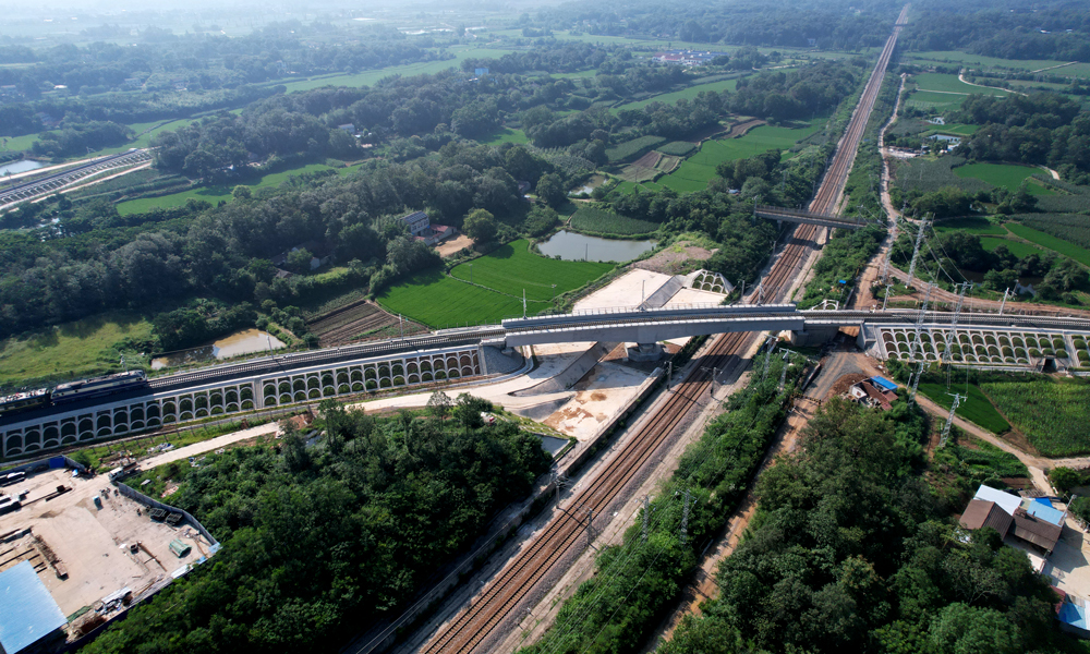 工程投入運營后，將有效提升煤炭等大宗貨物的運輸效率，來自浩吉的滾滾“烏金”無需繞道，便能通過焦柳線直抵南方各地；焦柳沿線豐富的工業產品、農副產品也將獲得一條北上或西行的便捷通道。同時，將進一步完善區域鐵路網布局，優化區域鐵路運輸組織，為后續全線貫通及路網能力提升提供有力支撐。