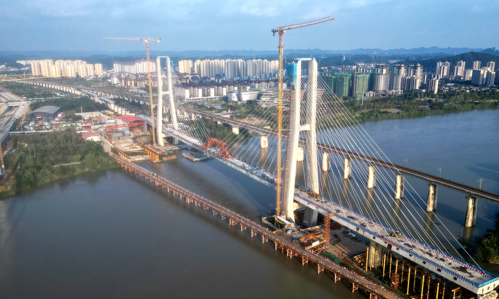 近日，中國(guó)鐵建所屬中鐵十七局承建的成達(dá)萬(wàn)高鐵遂寧涪江特大橋主橋成功合龍，為成達(dá)萬(wàn)高鐵后續(xù)軌道鋪架和按期通車(chē)奠定了堅(jiān)實(shí)基礎(chǔ)。圖為遂寧涪江特大橋。