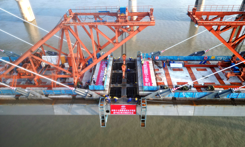 成達(dá)萬(wàn)高鐵是我國(guó)“八縱八橫”高鐵網(wǎng)沿江通道的重要組成部分。線路西起四川省成都市天府站，途經(jīng)四川省資陽(yáng)市、遂寧市、南充市、達(dá)州市及重慶市開(kāi)州區(qū)、萬(wàn)州區(qū)，接入既有鄭渝高鐵萬(wàn)州北站，對(duì)四川省打通直達(dá)長(zhǎng)三角、京津冀經(jīng)濟(jì)區(qū)高速鐵路大通道，構(gòu)建軌道上的成渝地區(qū)雙城經(jīng)濟(jì)圈具有重要意義。圖為大橋合龍施工現(xiàn)場(chǎng)。