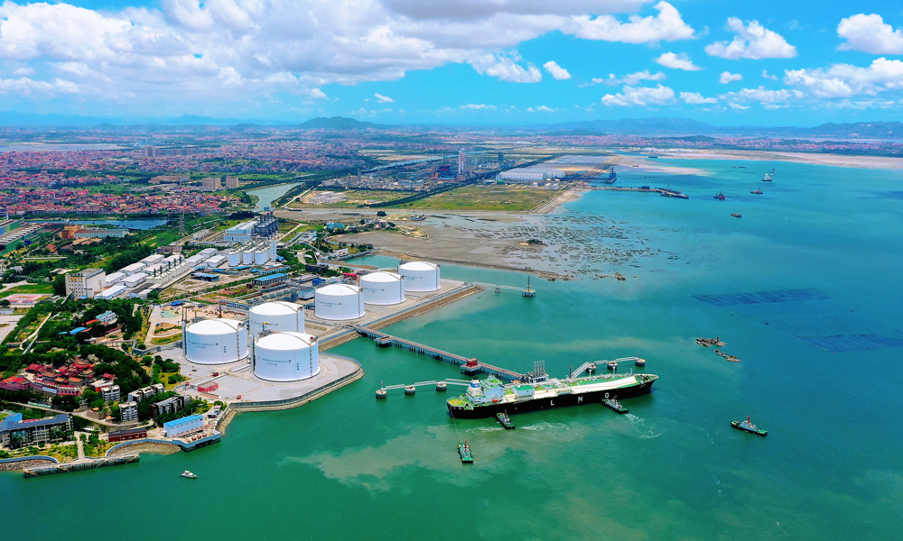 自2008年投產(chǎn)以來，湄洲灣“綠能港”通過管道把天然氣輸送到燃?xì)怆姀S、城市燃?xì)夤芫W(wǎng)，為福建省及周邊地區(qū)持續(xù)不斷輸送清潔能源。據(jù)了解，湄洲灣“綠能港”現(xiàn)已建成6座16萬立方米LNG儲罐、372公里管道。