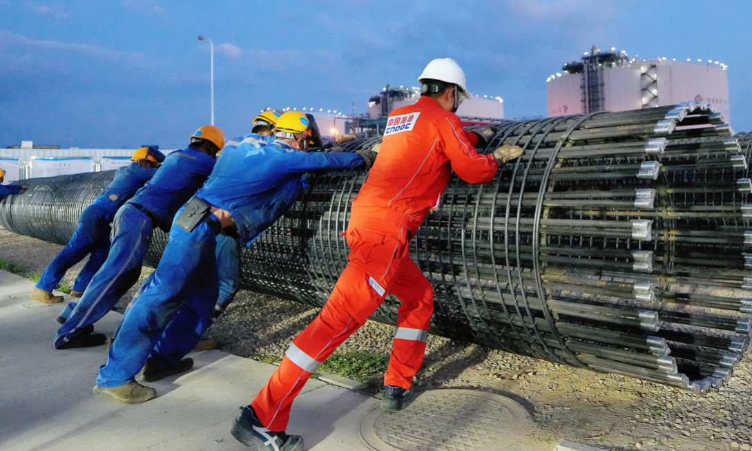 工作人員在湄洲灣“綠能港”開展儲罐樁基施工作業(yè)。