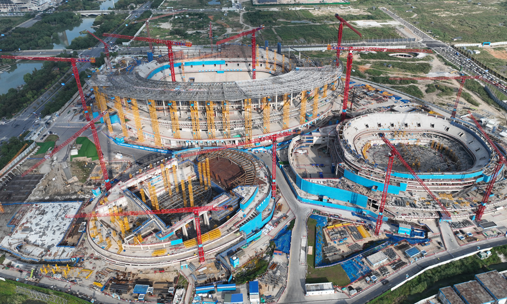 近日，由中國(guó)建筑旗下中建三局承建的余杭國(guó)際體育中心項(xiàng)目正穩(wěn)步推進(jìn)。余杭國(guó)際體育中心項(xiàng)目總建筑面積約52萬平方米，是浙江省“千項(xiàng)萬億”重大項(xiàng)目之一。該項(xiàng)目規(guī)劃建設(shè)體育館、游泳跳水館和足球場(chǎng)，其中足球場(chǎng)為浙江省首個(gè)超6萬座專業(yè)足球場(chǎng)，建成后可承辦國(guó)際足球頂級(jí)賽事。