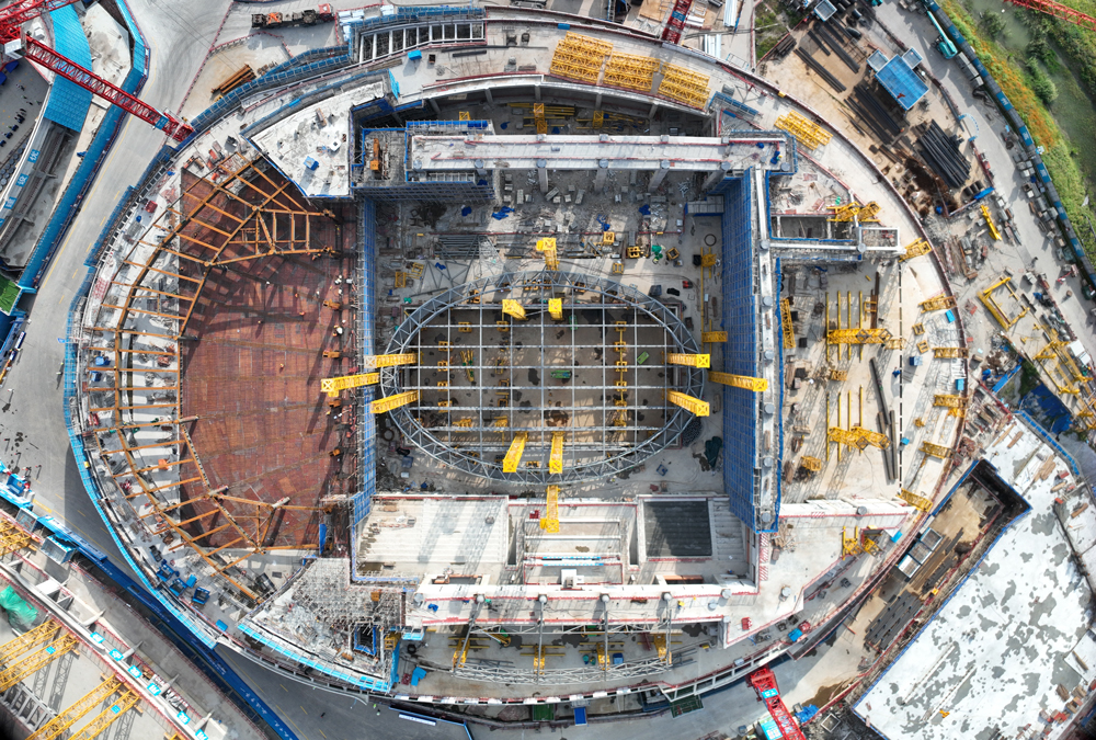 目前，體育館及游泳跳水館工程主體結(jié)構(gòu)已全面封頂，進(jìn)入大規(guī)模鋼結(jié)構(gòu)施工階段；足球場(chǎng)工程鋼屋蓋整體進(jìn)度過半，主體結(jié)構(gòu)也已完成90%。