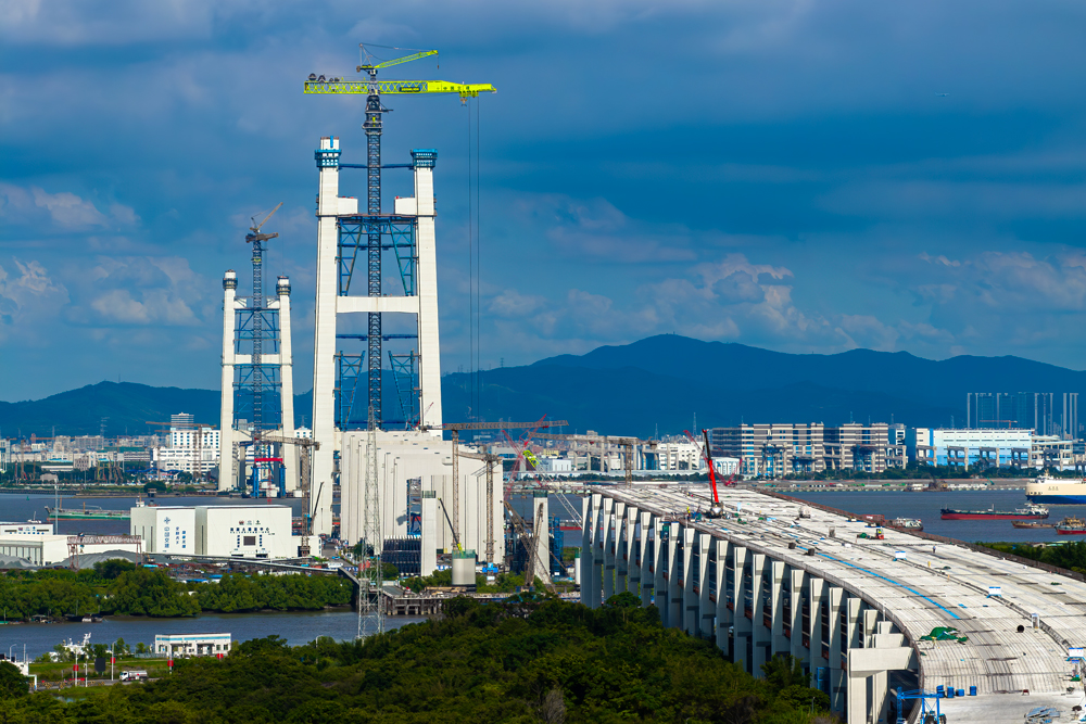 近日，粵港澳大灣區超級工程——獅子洋通道建設迎來新進展。中交二航局參建的獅子洋大橋主塔建設高度已突破200米，為明年封頂奠定基礎。