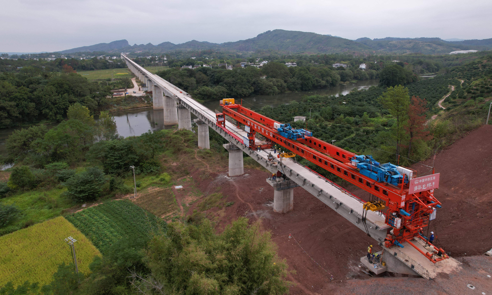 近日，隨著最后1片24米T梁穩穩架設在綿水特大橋橋墩上，標志著由中鐵五局承建的瑞梅鐵路全線最長橋梁——綿水特大橋順利架設完成，為下一步瑞梅鐵路（江西段）鋪軌施工提供條件。