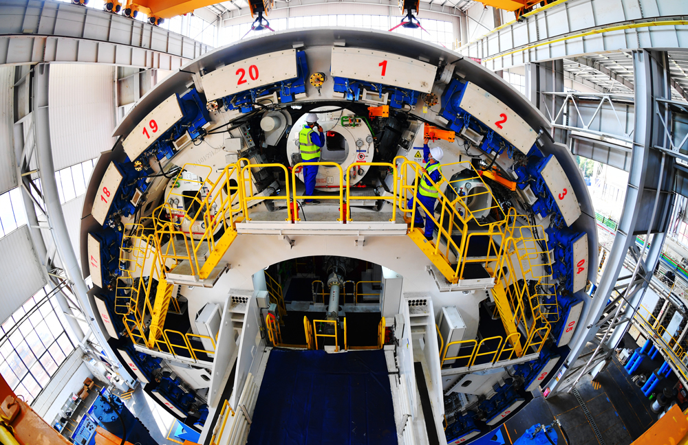 龍崗隧道是深汕高鐵全線重難點項目，多次穿越河流、水庫、鐵路、高速公路等關鍵區(qū)域，地質條件復雜。“龍崗二號”盾構機開挖直徑14.31米，搭載超前地質預報、刀具檢測、地層特征感知等智能掘進輔助系統(tǒng)，讓施工更安全、更高效。圖為“龍崗二號”盾構機內部。