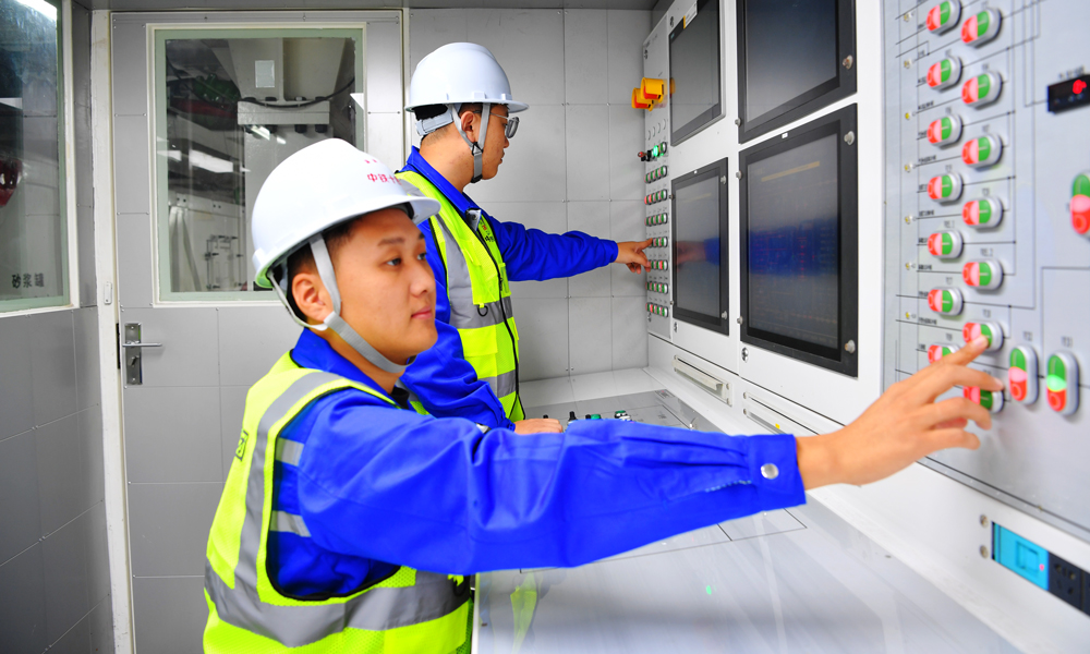 深汕高鐵為粵港澳大灣區(qū)重點交通工程，全長125.5公里，建成后將大幅縮短深圳與粵東、海西、長三角城市群的時空距離，為粵港澳大灣區(qū)發(fā)展注入新活力。對于加快構建沿海高速鐵路網(wǎng)絡，優(yōu)化深圳樞紐對外鐵路通道具有重要作用。圖為中鐵十四局技術人員進行設備調試。