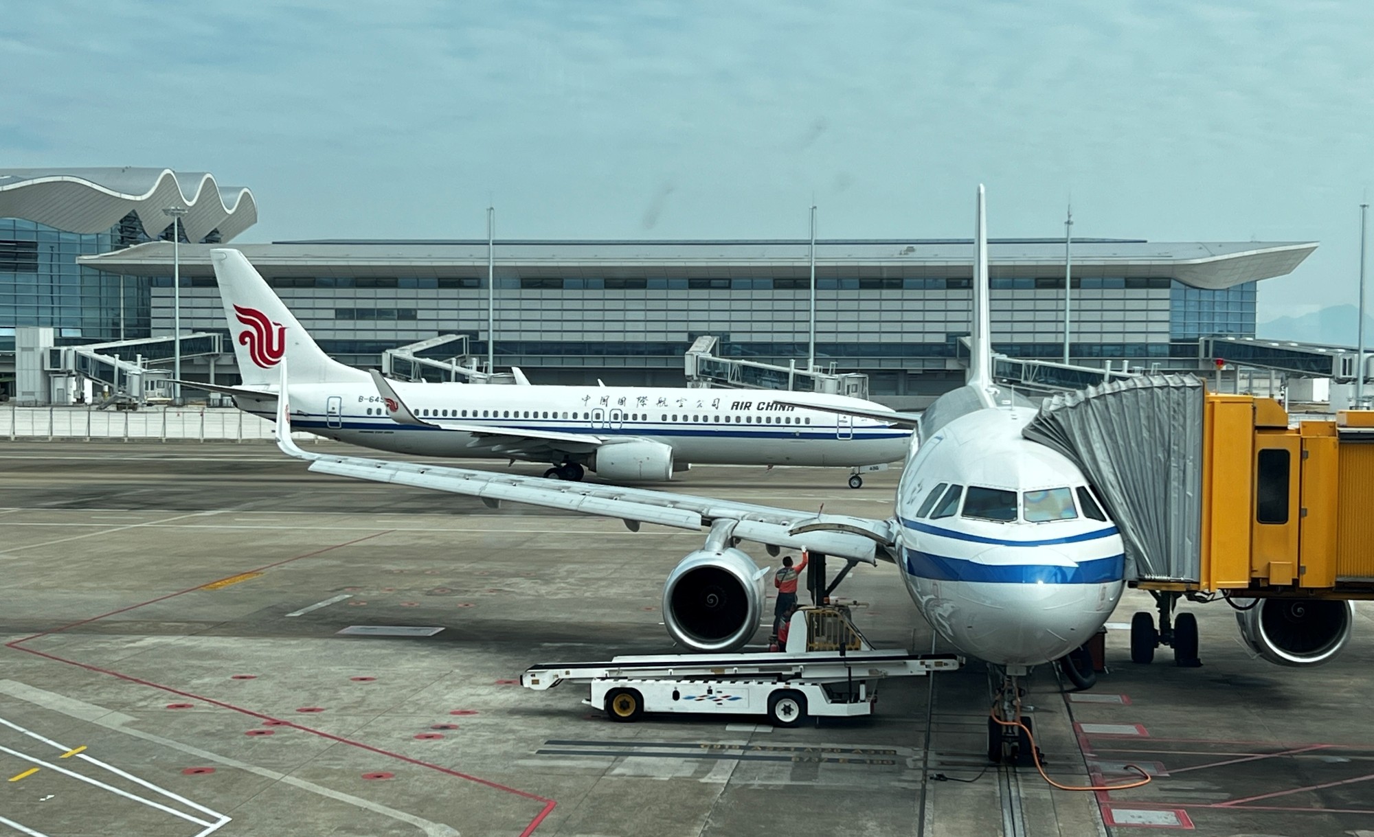 國(guó)內(nèi)航線(xiàn)方面，中航集團(tuán)計(jì)劃新開(kāi)北京—攀枝花、北京—西雙版納、杭州—珠海、烏魯木齊—喀什4條航線(xiàn)，方便旅客出行。圖為杭州—珠海首飛航班即將出港。