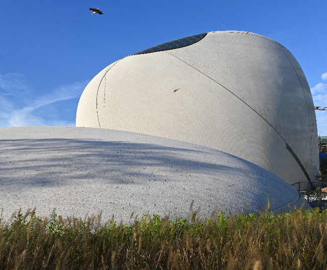 面對(duì)異形結(jié)構(gòu)、曲面幕墻等七大施工難點(diǎn)，項(xiàng)目團(tuán)隊(duì)以“琢玉”之心反復(fù)打磨。設(shè)計(jì)師倡導(dǎo)的“讓曲線自由生長(zhǎng)，如植物般尋找自身形態(tài)”的建筑哲學(xué)，在此得到極致演繹，讓“海邊原石”的設(shè)計(jì)靈感變?yōu)楝F(xiàn)實(shí)。