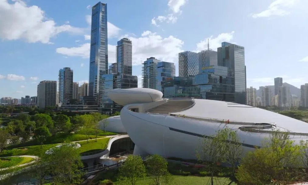 深圳灣文化廣場(chǎng)的“原石”建筑群，暗藏諸多國(guó)內(nèi)罕見的建造難題。自由曲面混凝土結(jié)構(gòu)面積近4萬平方米，規(guī)模為國(guó)內(nèi)之最；27米超高展廳采用異形曲面結(jié)構(gòu)，連續(xù)無縫剪力墻最長(zhǎng)達(dá)156米，如此大體量的異形曲面建筑，在國(guó)內(nèi)尚屬首例。