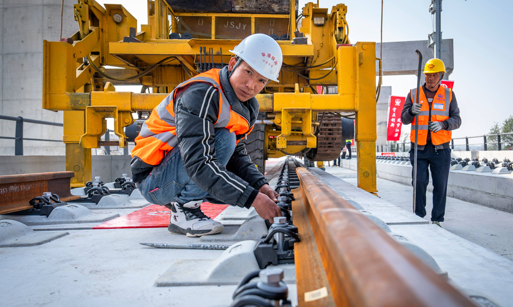 此次鋪軌施工以雙堆集站外接軌點為起點，向阜陽方向開始鋪軌，日鋪軌最高里程可達6公里，全線鋪軌任務按計劃于2026年4月完成。