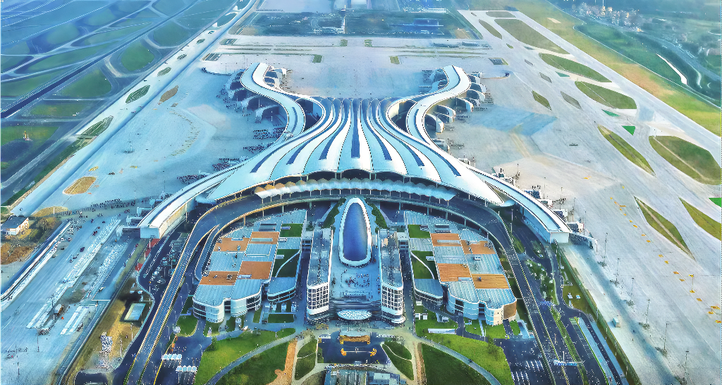 近日，廣州白云國際機場新建T3航站樓正式投運，白云機場第五跑道也同日運行。這標志著歷時五年多建設的粵港澳大灣區重大工程、國家重點交通樞紐工程——白云機場三期擴建工程正式投運。廣州白云國際機場進入“五條跑道+兩塔臺+三座航站樓”的超大規模運行新時代。