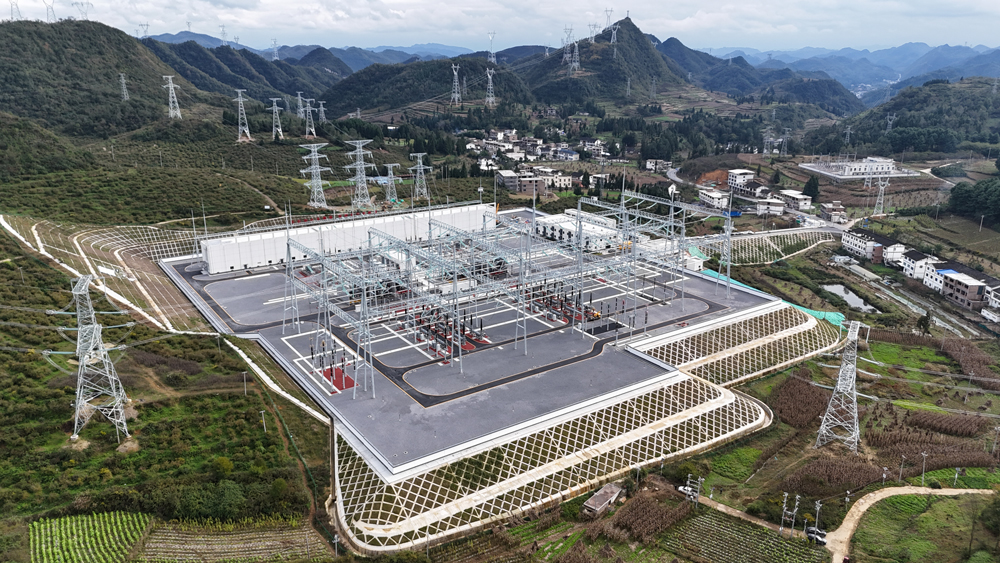 近日，國(guó)家“十四五”電力發(fā)展規(guī)劃重點(diǎn)工程——貴州500千伏金海湖輸變電工程正式投運(yùn)，西電東送再添新通道。據(jù)了解，該工程投運(yùn)后，每年可消納清潔能源80億度，向粵港澳大灣區(qū)輸送超150億度電，滿足200萬(wàn)戶家庭一年的用電需求。