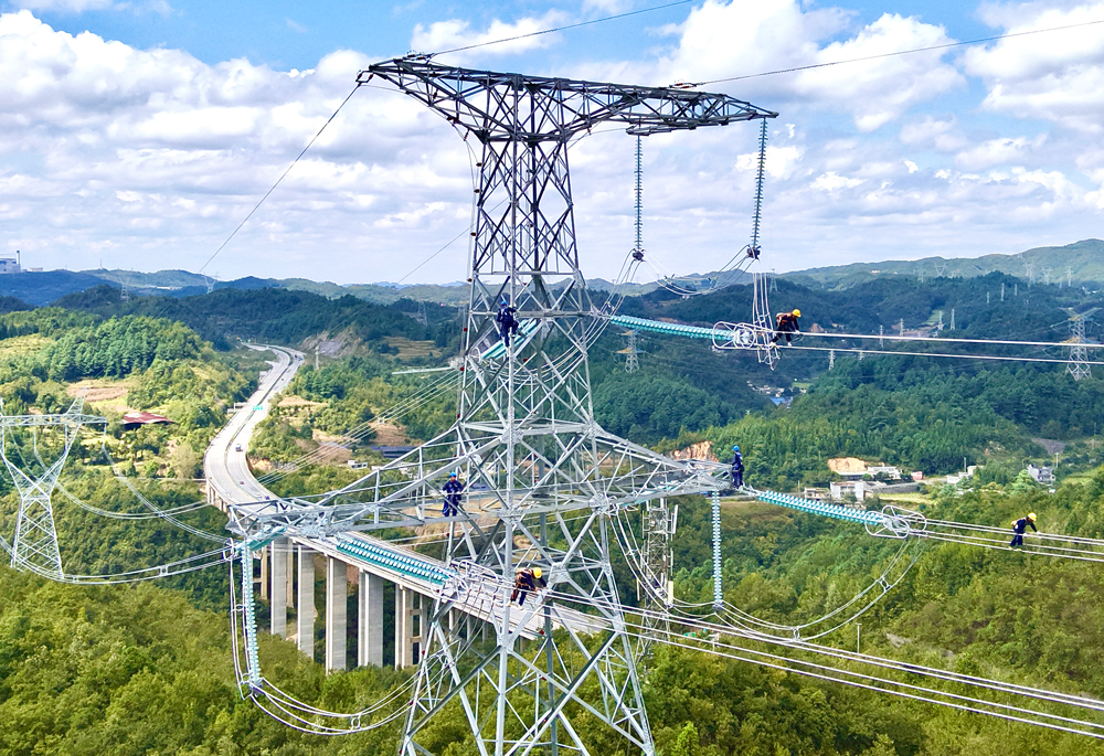 貴州500千伏金海湖輸變電工程投運(yùn)后，將進(jìn)一步優(yōu)化貴州電網(wǎng)主干網(wǎng)架結(jié)構(gòu)，滿足畢節(jié)區(qū)域新能源富余電力送出需要，為“黔電送粵”、地方經(jīng)濟(jì)社會(huì)高質(zhì)量發(fā)展提供強(qiáng)力支撐。