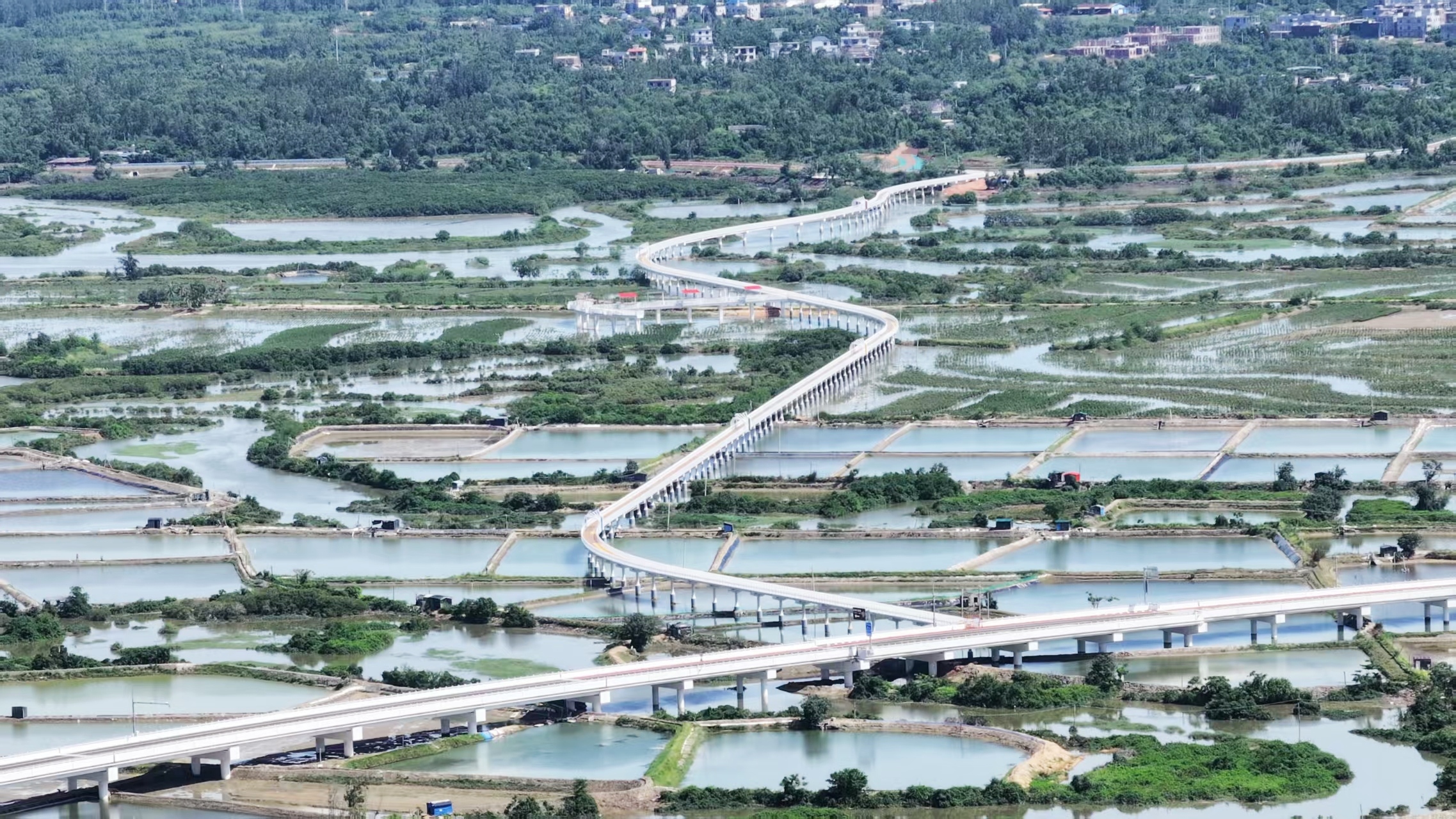 近日，中國中鐵旗下中鐵二局參建的海南環島旅游公路環新英灣支線正式通車。環新英灣支線總長42.75公里，其中新改建段22.46公里。作為文化旅游與海島生態景觀的承載體和展示窗口，該項目沿線串聯眾多旅游“珍珠鏈”，構建一條與自然和諧共生的環形帶狀綠色旅游景觀長廊，為海南西部旅游發展注入了全新動力。