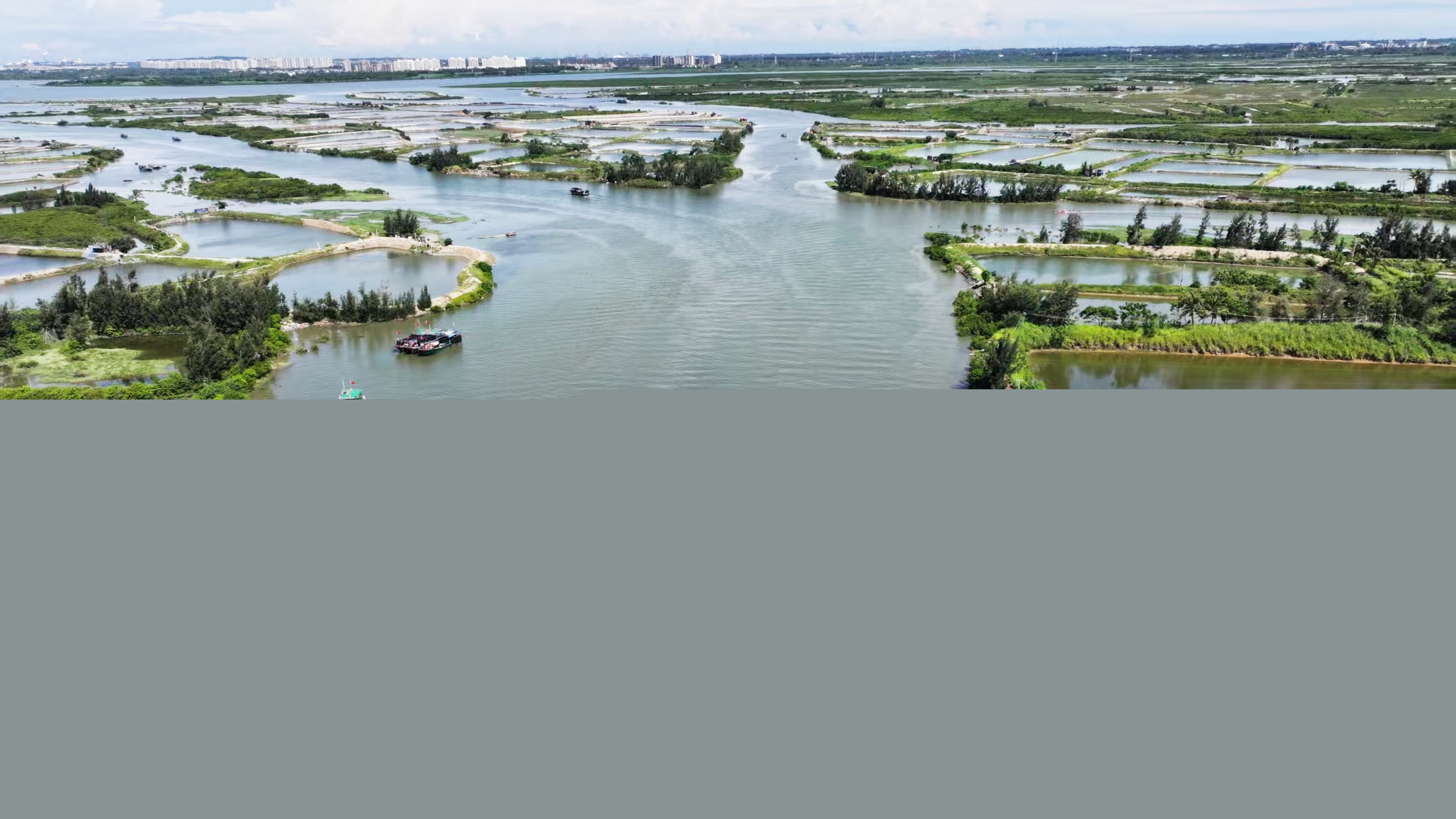 環新英灣支線建成后與海南環島旅游公路主線、沈海高速形成互聯互通，將進一步完善海南環島旅游公路網絡，為沿線特色農業、文旅產業協同發展搭建快速通道，有效降低區域物流成本，為海南自貿港西部片區的經濟發展注入強勁動力。