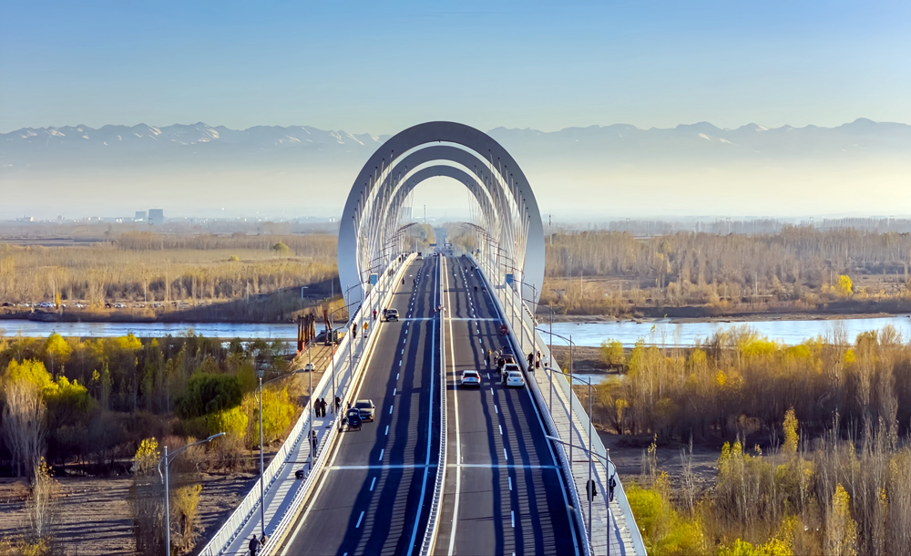 伊犁河三橋同時串聯起霍爾果斯市、伊寧市、察布查爾錫伯自治縣、昭蘇縣等區域，助力特色農產品外運及旅游環線的形成，為構建伊犁河谷快速交通網、促進“兩霍兩伊”一體化發展、助力“一帶一路”核心區建設注入新動力。