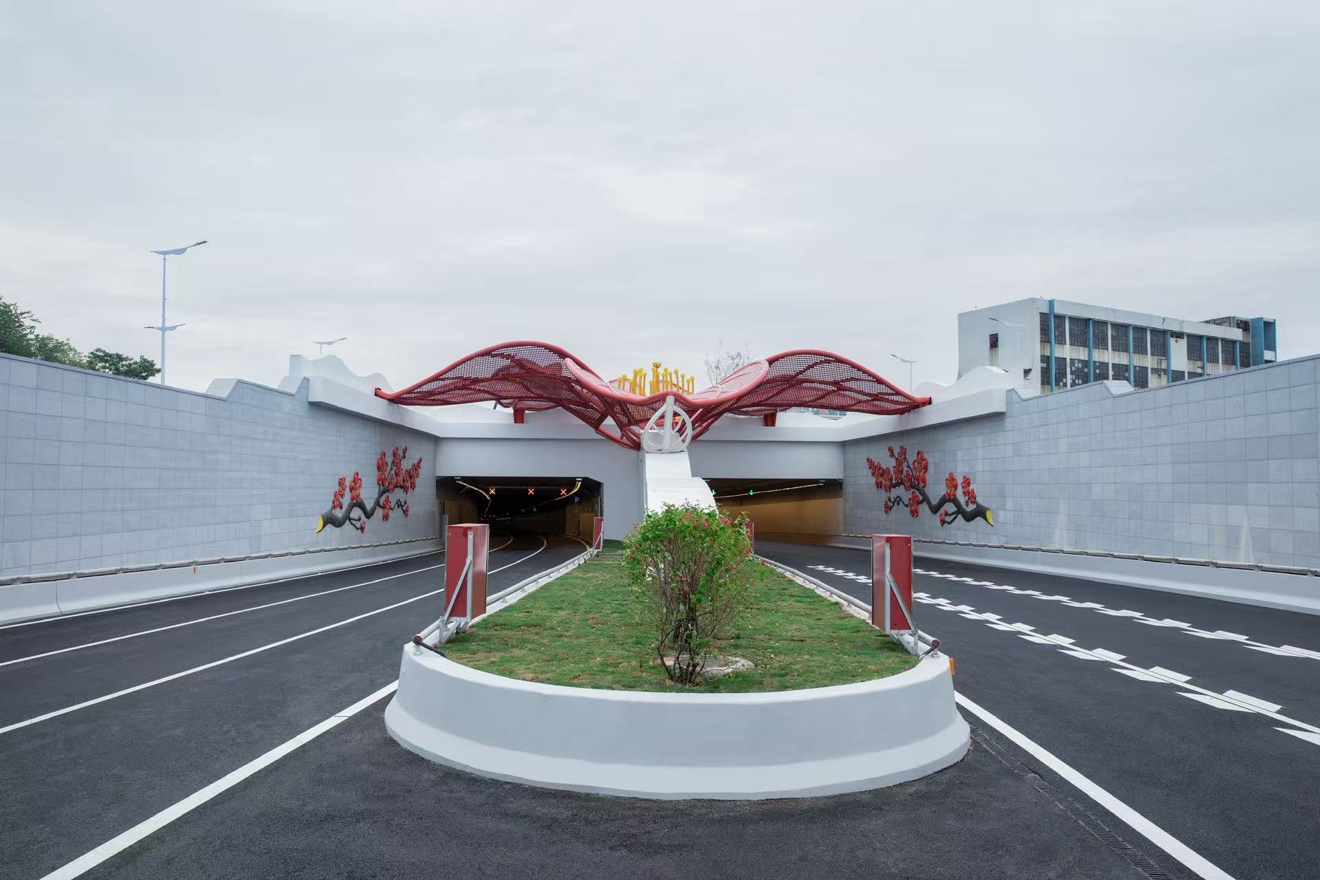 海珠灣隧道是廣南快速路的關鍵控制性工程，全長4.35公里，雙向6車道，設計時速60公里。其中盾構段長2102米，最大開挖直徑達15.07米，以雙管盾構隧道形式下穿三枝香水道、洛溪島、珠江瀝滘水道。圖為海珠灣隧道入口。