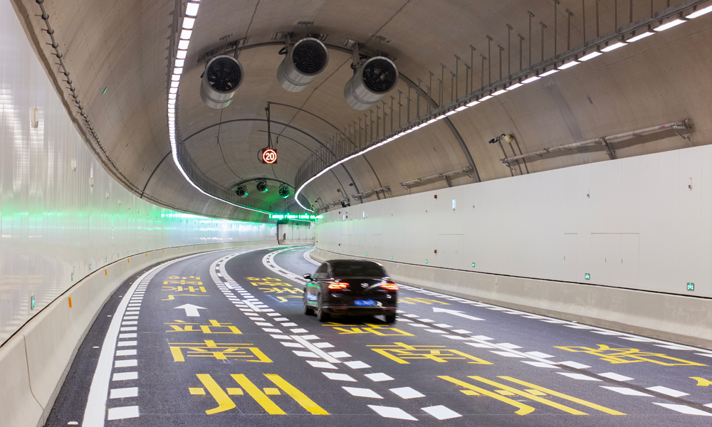 據了解，通車后，海珠、越秀等中心城區到廣州南站的行程縮短至15分鐘，有力增強廣州南站的集疏運能力，進一步釋放其核心門戶樞紐功能，強化廣州國際綜合交通樞紐地位，提高粵港澳大灣區基礎設施“硬聯通”水平。圖為車輛行駛在隧道內。