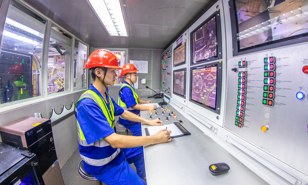 當前，作為廣州城市交通路網的重要組成部分，海珠灣隧道還在第十五屆全國運動會期間承擔起高效串聯主要場館與樞紐站點的關鍵任務，為賽時人員流動、物資運輸提供強有力的交通支撐，助力廣州成功舉辦體育盛會。圖為中鐵十四局技術人員操作盾構機進行隧道施工。