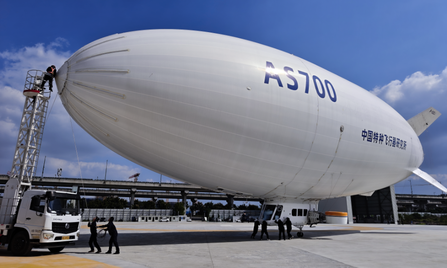 AS700載人飛艇由航空工業特飛所自主研制，是我國首個按適航規范研制、擁有完全自主知識產權的載人飛艇。它總長50米，最大航程700千米，可搭載10人。該飛艇憑借“低空慢飛、安全可靠”的特點，可在100～300米的最佳觀景高度，讓游客俯瞰江南水鄉的風光。