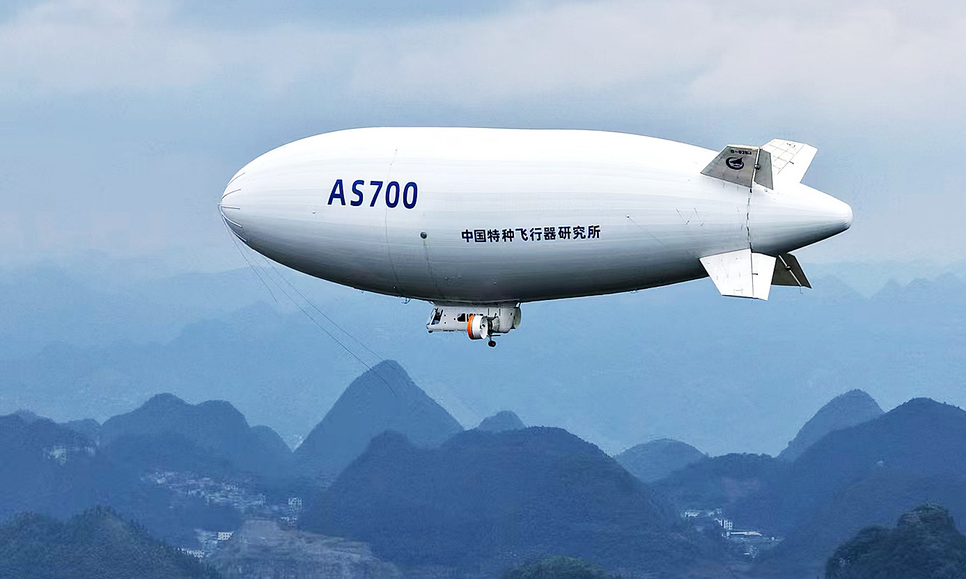 近期，AS700載人飛艇將再次在當地開展飛行驗證，以推進商業化運營進程，計劃在明年面向公眾開放。同時，航空工業特飛所也在同步推進人才保障工作，首批3名載人飛艇駕駛員即將結業，為運營提供專業支撐。