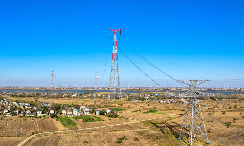 “陜電入皖”工程安徽段全長323千米，共計新建鐵塔672基，整體工程計劃將于2026年3月具備帶電條件，6月投運。