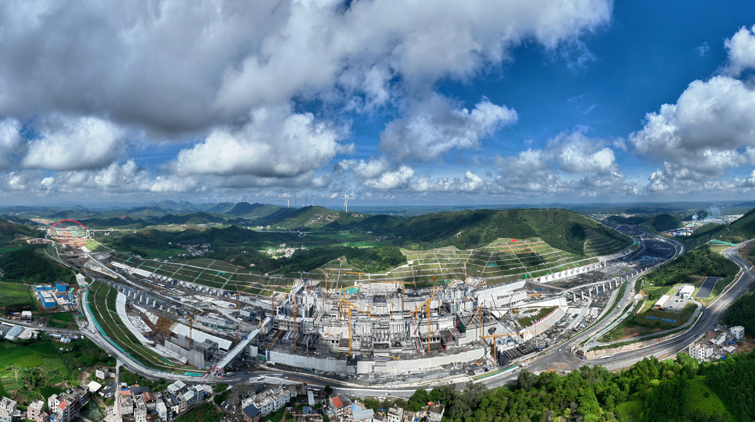 西部陸海新通道骨干工程——平陸運河總投資約727億元，始于南寧橫州市西津庫區平塘江口，經欽州靈山縣陸屋鎮沿欽江進入北部灣，全長約134.2公里。按照規劃，2026年底平陸運河將建成通航。