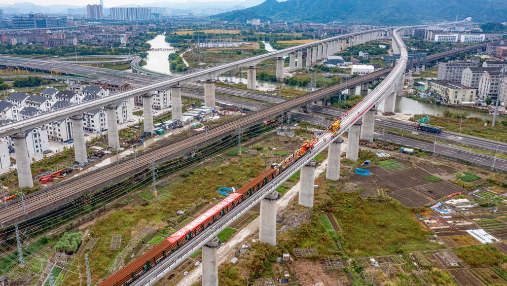 近日，杭臺高鐵溫嶺至玉環段開始鋪軌作業，標志著該工程從土建施工階段全面轉入軌道工程建設階段。中國鐵建所屬中鐵十四局集團負責該工程全線鋪軌工程任務。圖為杭臺高鐵溫玉段鋪軌現場。