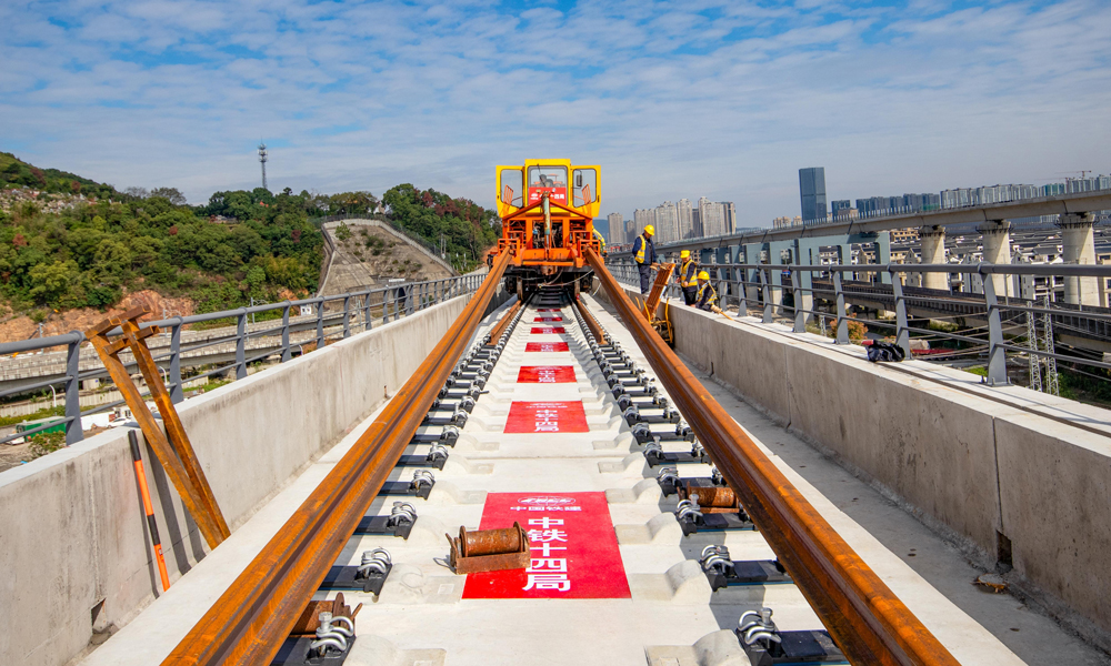 作為杭臺高鐵的延伸工程，溫嶺至玉環段新建正線約37公里，設溫嶺、溫嶺西、玉環3個車站，設計時速350公里。圖為鋪軌牽引車正在推送長軌。圖為鋪軌機推送長軌。