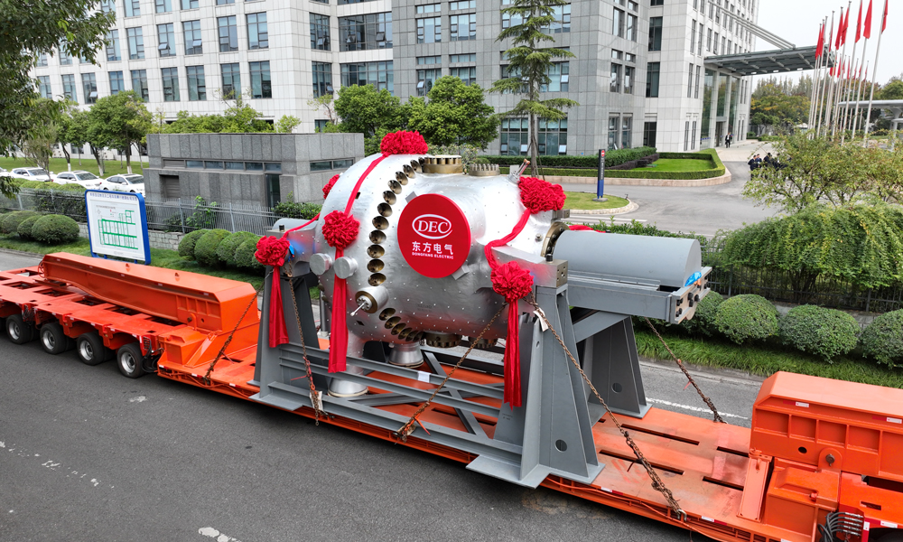 機組采用東方電氣集團歷經八年研制的1450毫米汽輪機葉片，創下國內全轉速汽輪機葉片長度新紀錄。采用的C630R轉子由東方電氣集團旗下東方汽輪機與鋼鐵研究總院、中國二重等單位聯合攻關，突破國外高壓轉子傳統技術路徑，性能指標達到世界先進水平。