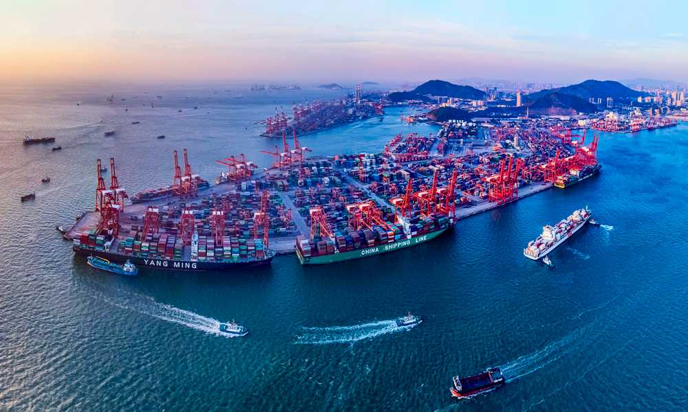 “十四五”期間，招商局集團(tuán)在綜合交通領(lǐng)域聚焦發(fā)力，構(gòu)建起“水陸聯(lián)運(yùn)”的立體交通網(wǎng)絡(luò)，助力交通強(qiáng)國建設(shè)穩(wěn)步推進(jìn)。圖為招商港口深圳西部港區(qū)。