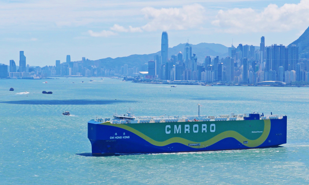 圖為全球首艘甲醇雙燃料動力滾裝船“港榮”輪。該輪是招商局集團(tuán)旗下招商輪船汽車運(yùn)輸板塊加快綠色轉(zhuǎn)型的成果，在綠色甲醇模式下，碳排放減少超70%，且單船運(yùn)力同比翻一番。