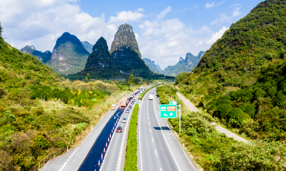 “十四五”期間，招商局集團(tuán)旗下招商公路聚焦京津冀、長三角、粵港澳大灣區(qū)及長江經(jīng)濟(jì)帶，管控公路項目覆蓋16個省域，控股里程2008公里，參股里程11901公里。圖為招商公路桂林公司綠色大修工程。