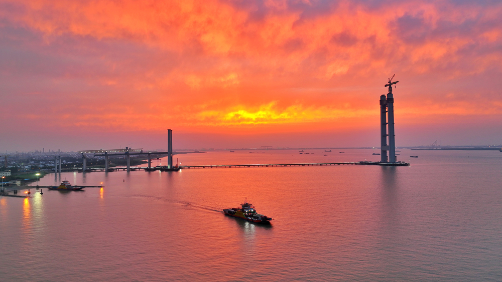 張靖皋長江大橋，貫通蘇州張家港市、泰州靖江市和南通如皋市。大橋跨江段全長7.9公里，包括兩座航道橋，其中南航道橋跨度2300米。