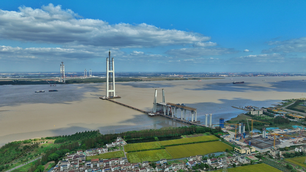 作為國家“八縱八橫”交通網的關鍵節點，張靖皋長江大橋連接滬陜高速與張家港疏港高速，通車后張家港至如皋的車程將從1小時縮短至20分鐘，對促進長三角區域一體化發展、完善過江通道布局具有重要意義。