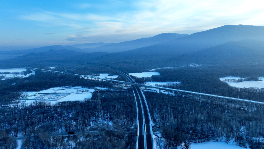 近日，中國中鐵旗下中鐵四局參建的“十四五”重點(diǎn)工程哈伊高鐵全線鋪軌貫通，為后續(xù)聯(lián)調(diào)聯(lián)試奠定基礎(chǔ)。