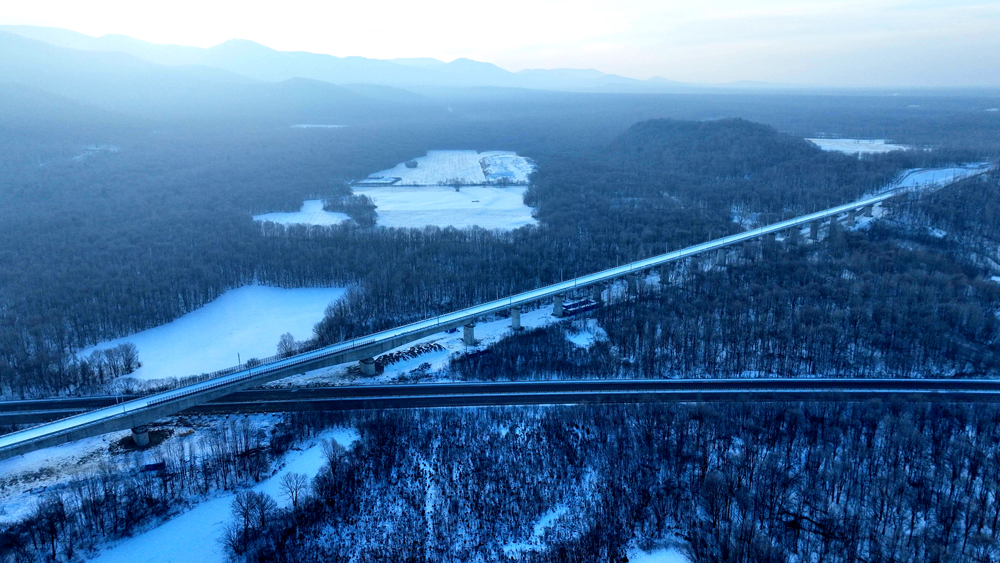 哈伊高鐵正線全長300公里，設(shè)計(jì)時(shí)速250公里，由哈爾濱至鐵力段、鐵力至伊春段共同組成。哈伊高鐵于2024年5月28日正式啟動(dòng)鋪軌，中鐵四局承擔(dān)鐵伊段二標(biāo)路面標(biāo)52公里、鐵伊段全線112公里及哈鐵段部分鋪軌任務(wù)。