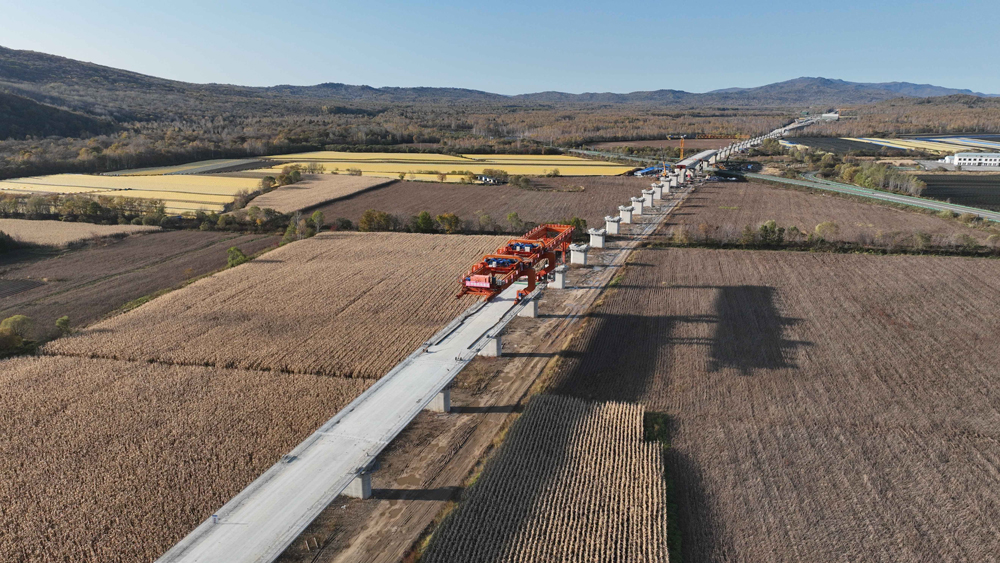 哈伊高鐵建成后，哈爾濱至伊春的鐵路運(yùn)行時(shí)間將由目前的約7小時(shí)縮短至2小時(shí)以內(nèi)，對提升東北地區(qū)交通效率，促進(jìn)旅游發(fā)展等具有重要作用。