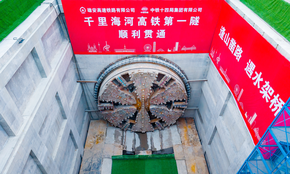 近日，隨著國產超大直徑盾構機“津城一號”完成最后一環掘進拼裝，由中國鐵建所屬中鐵十四局承建的津濰高鐵關鍵控制性工程——津沽海河隧道順利貫通，標志著津濰高鐵建設邁入新階段。圖為盾構隧道貫通現場。