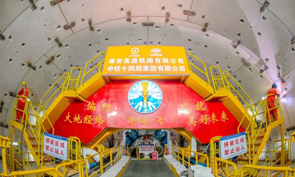 津濰高鐵起自天津樞紐濱海站，終至濟青高鐵濰坊北站，正線長度348.9公里，共設車站10座，設計時速350公里。津沽海河隧道盾構段全長約6.5公里，是津濰高鐵全線唯一隧道，也是海河上第一條高鐵隧道，被譽為“千里海河高鐵第一隧”。隧道起自天津樞紐濱海站附近，采用國產超大直徑泥水平衡盾構機“津城一號”掘進施工，最大開挖直徑達13.8米。圖為施工現場。