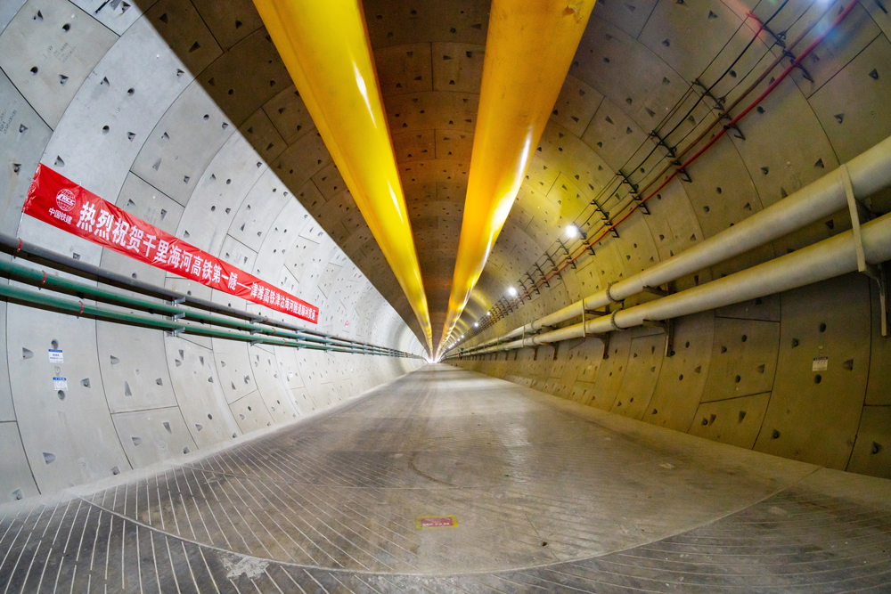 津沽海河隧道的順利貫通，為津濰高鐵全線按期通車奠定堅實基礎。作為我國“八縱八橫”高鐵網京滬通道和沿海通道的重要組成部分，津濰高鐵北接京津城際鐵路，南接濟青高鐵，項目建成后，將進一步完善環渤海地區路網結構，極大便利沿線人民群眾出行，促進沿線經濟社會發展，對助力京津冀協同發展、山東半島城市群建設，具有十分重要的意義。圖為成型隧道內景。