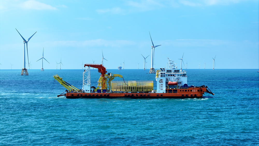 近日，全長80千米的廣東陽江海上風電項目500千伏海底電纜完成敷設。截至目前，這是廣東海上風電完成架設的單條最長電纜。