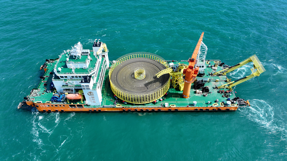 在展放施工中，南方電網廣東電網能源發展有限公司采用兩艘萬噸級專業敷纜船分兩段同步進行，以提升展放精準度和作業效率。