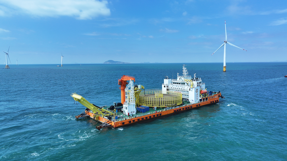 500千伏海纜連接海上風電升壓站和陸地集控站，負責將總裝機容量達1000兆瓦的海上風電機組發出的清潔電并入大電網，輸送到千家萬戶。